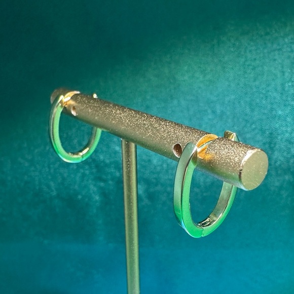 925 Sterling Silver Chunky Huggie Hoop Earrings 14K Gold Plated | Hypoallergenic - Picture 4 of 9